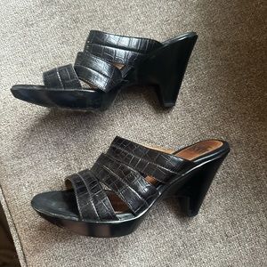 SOFFT platform  slide sandals black leather slip on heels. 7 M